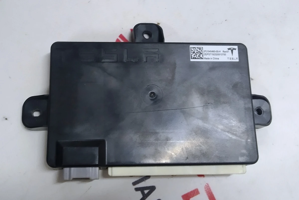 9 Блок управления двери задней левой/правой (под восстановление) Tesla model X 1045490-00-H