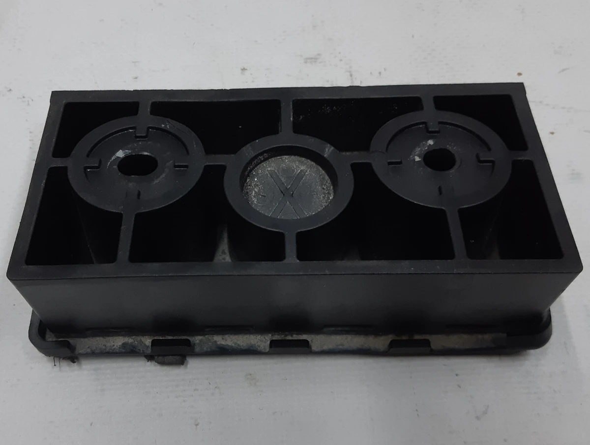 9 Jack pad, with damage Tesla Model X 1045887-00-B