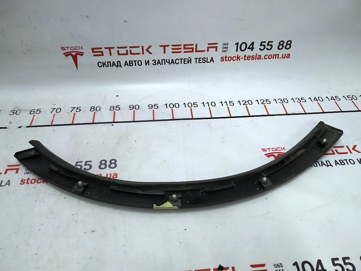 12 Декоративна накладка арки дверей задньої правої в зборі з ущільнювачем (з ушкодж.) Tesla model X 1045895-00-E