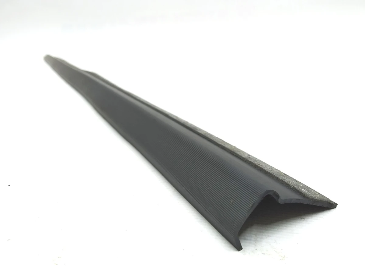 Ущільнювач люка заднього панорамного даху Tesla model S 1045953-00-A