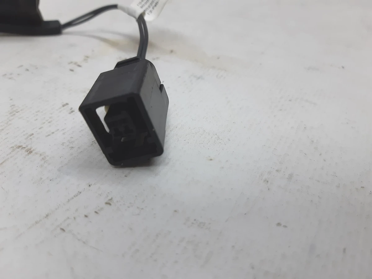 7 Датчик закриття кришки багажника із ущільнювачем Tesla model X 1046256-00-B