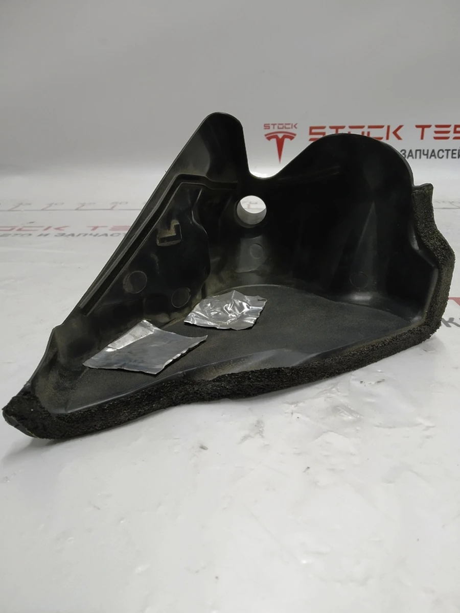 6 Водозбірник кришки багажника Tesla model X 1046658-00-E