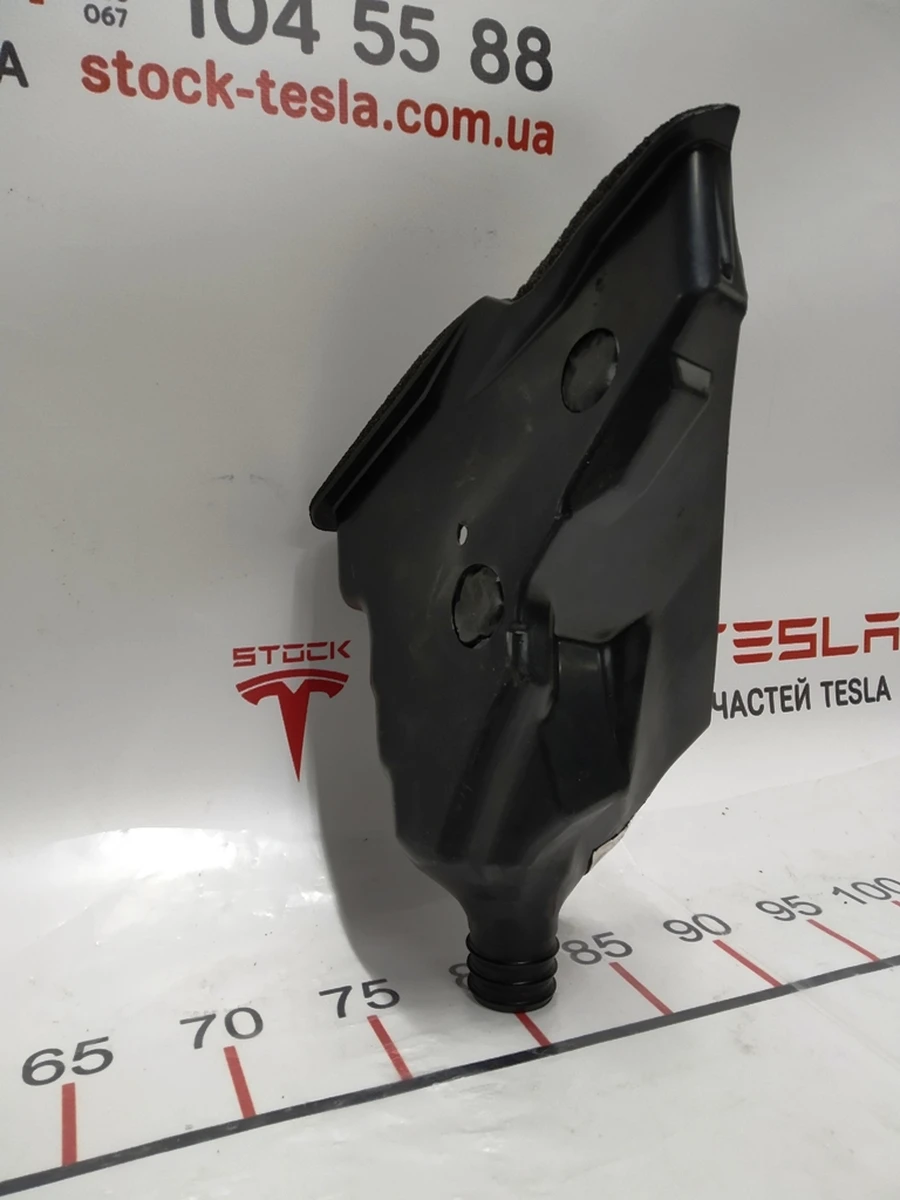 6 Водозбірник кришки багажника правий Tesla model X 1046659-00-E