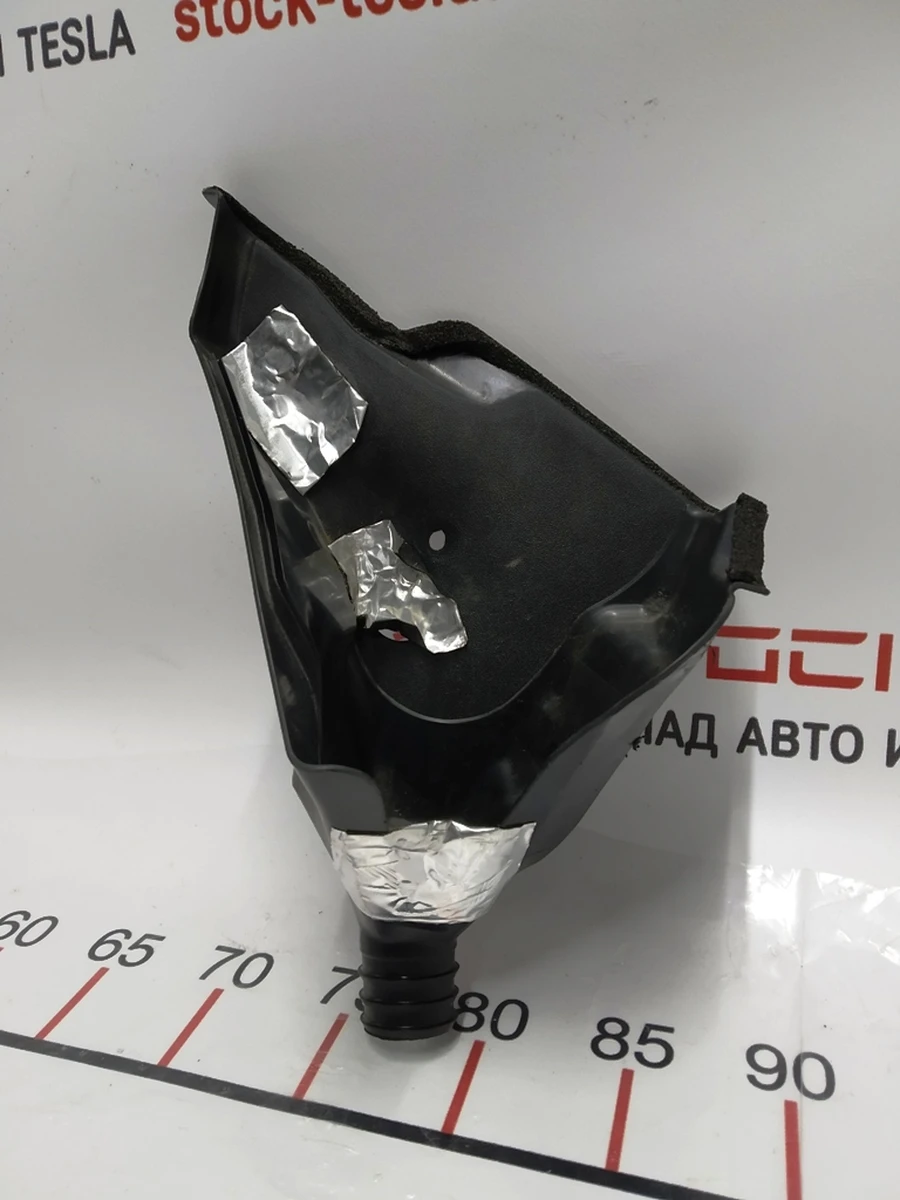 6 Водозбірник кришки багажника правий Tesla model X 1046659-00-E