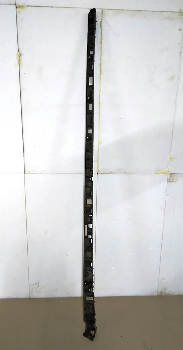 Кронштейн накладки порога правої панелі рокерної Tesla model X 1046691-00-B