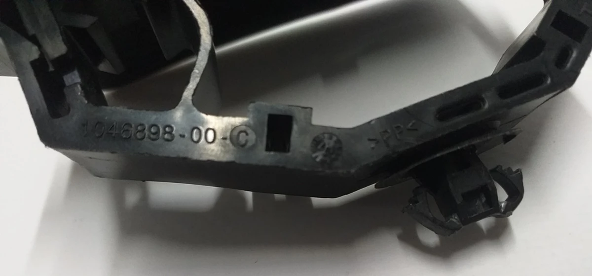 Кронштейн електропроводки інструментальної панелі (торпедо) Tesla Model X 1046898-00-C