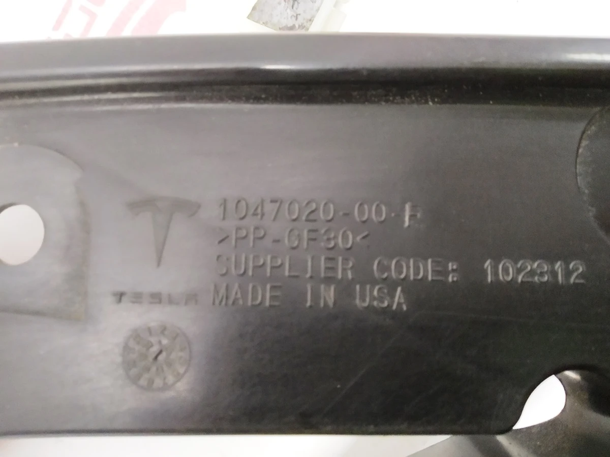 12 Кронштейн накладки панели дворников правой резиновой Tesla model X 1063007-00-C