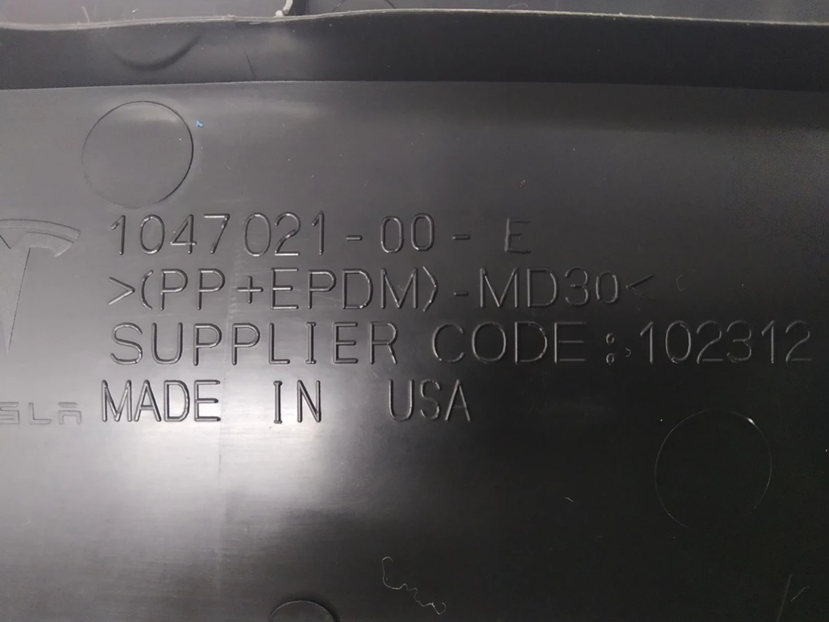 2 Накладка гриля переднього бампера верхня NEW Tesla model X 1047021-00-E