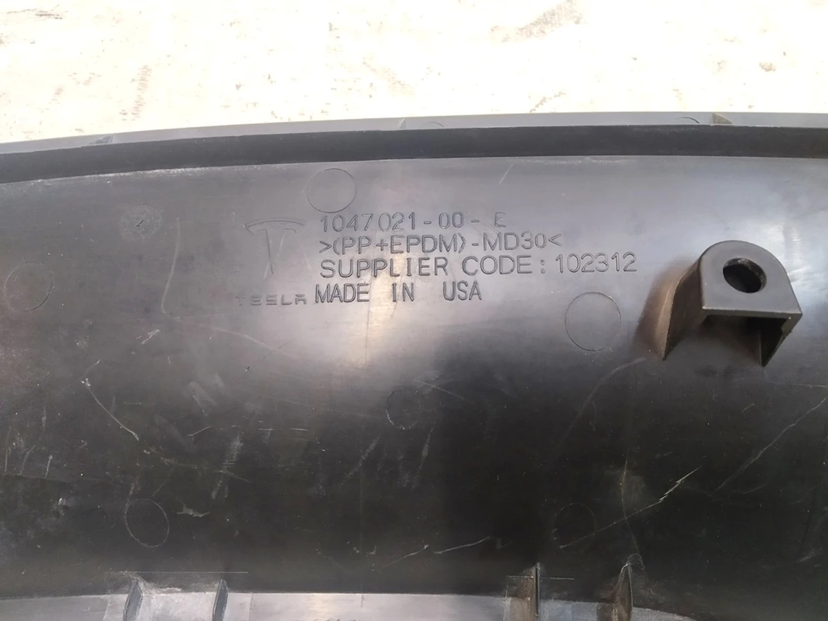 2 Накладка гриля бампера переднього верхня (з пошкодженням) Tesla model X 1047021-00-E