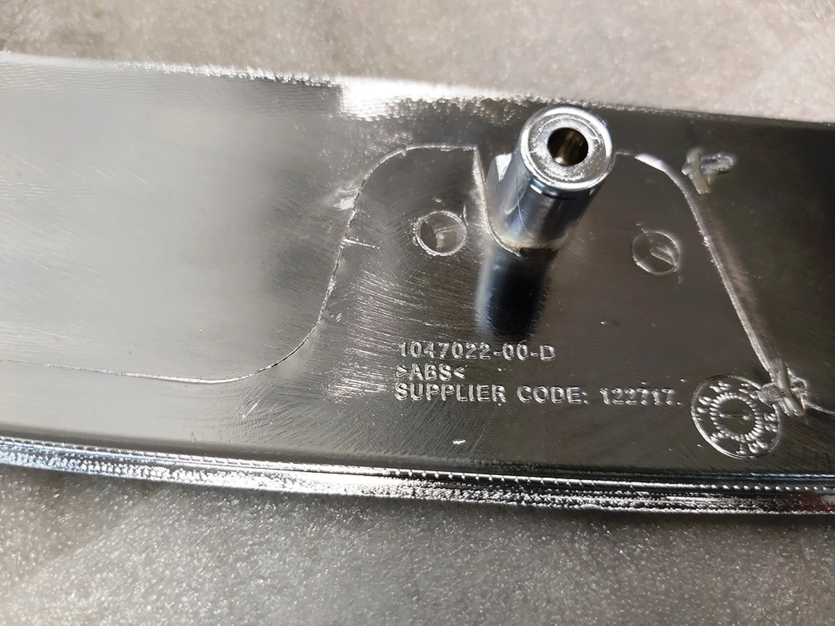 3 Накладка V-подібна декоративна переднього гриля хром (пташка) Tesla Model X 1047022-00-D