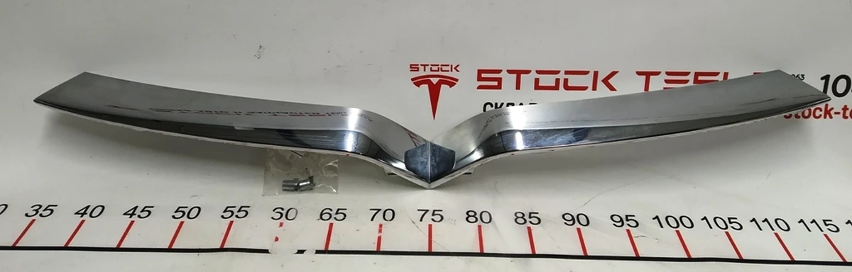 3 Накладка V-образная декоративная переднего гриля хром (птичка) (с повреждениями) Tesla model X 1047022-00-D