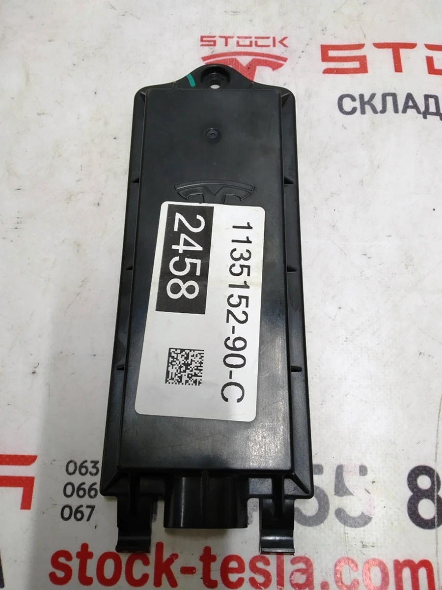 16 Кришка боксу блоків управління пневмосистемою Tesla model X 1047043-00-D