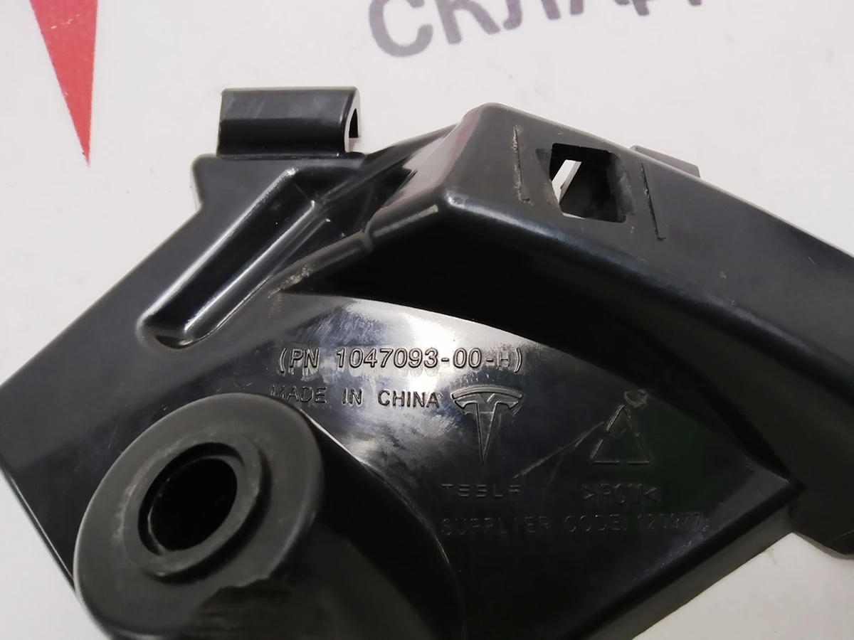 8 MX fascia fender bracket RH Tesla Model X 1047093-00-H