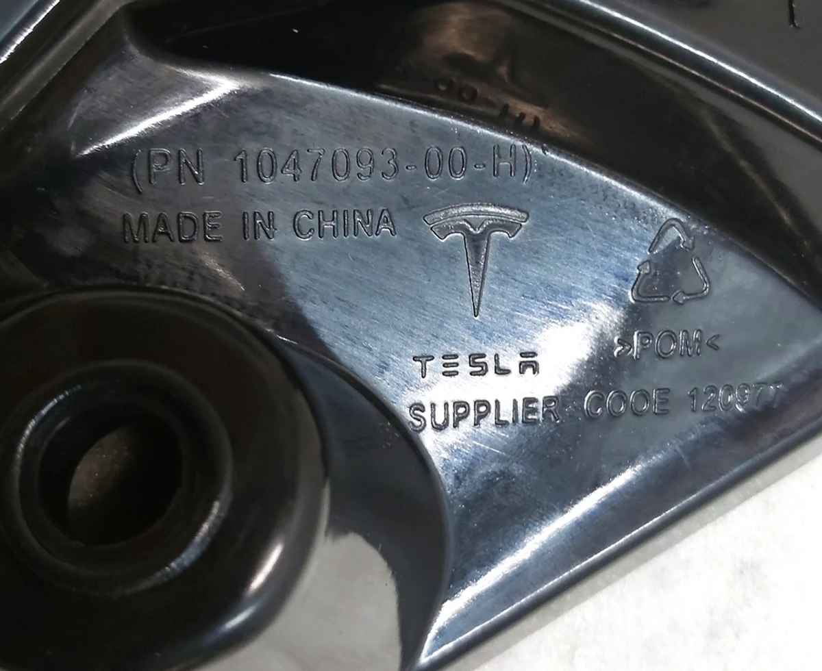 8 MX FASCIA FENDER BRKT RH Tesla model X 1047093-00-H