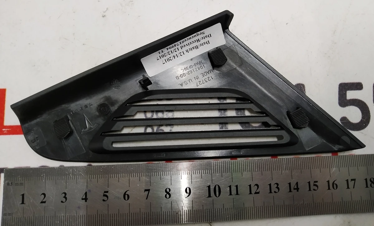 7 Накладка боковая панели крепления дефлекторов правая Tesla Model X 1047162-00-B