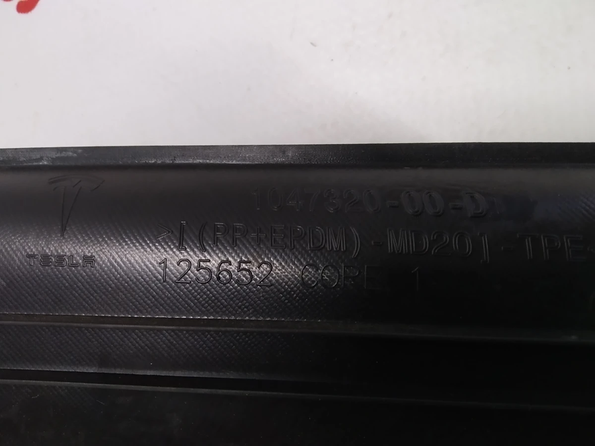 3 Облицювання отвору багажника ліва Tesla Model X 1047320-00-E