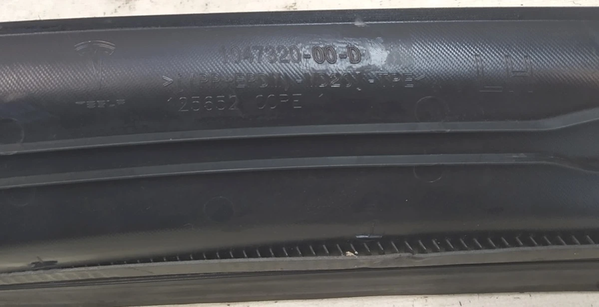 3 ASY, LIFTGATE TROUGH TRIM, LH second hand Tesla Model X 1047320-00-E