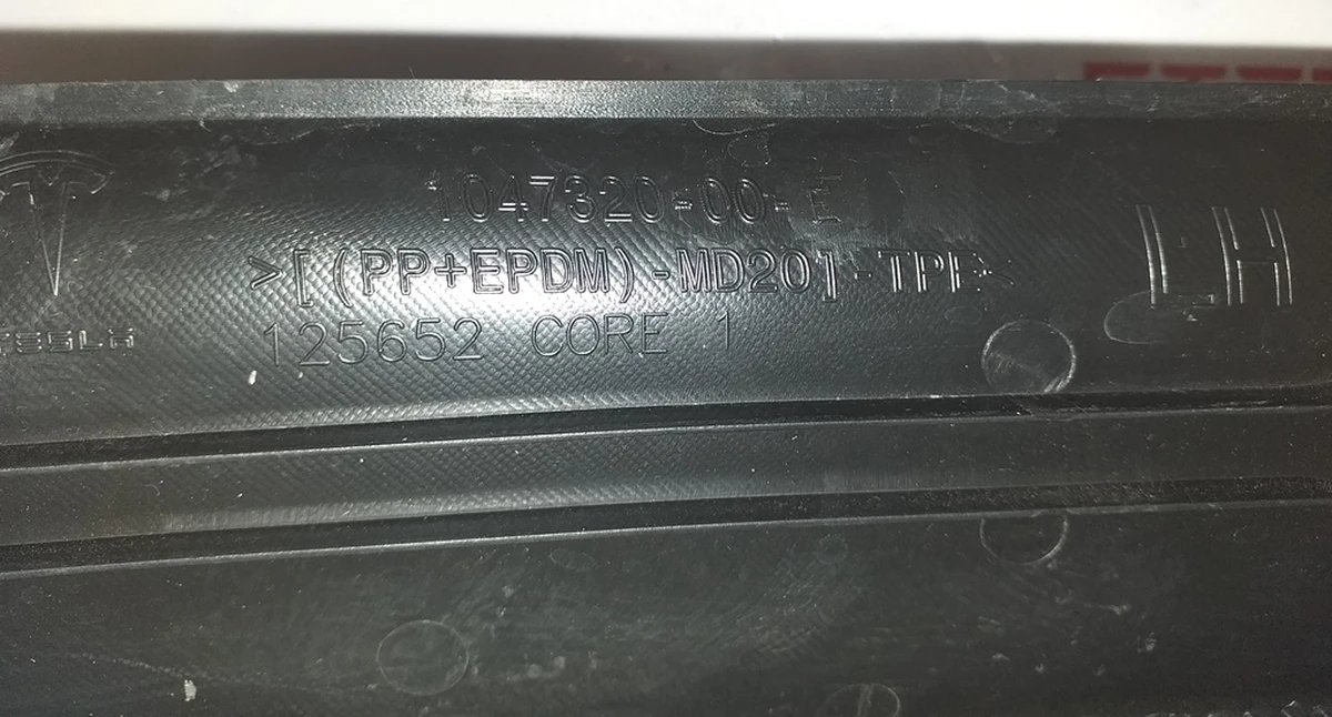 3 Assembly, liftgate trough trim, left hand Tesla model X 1047320-00-E