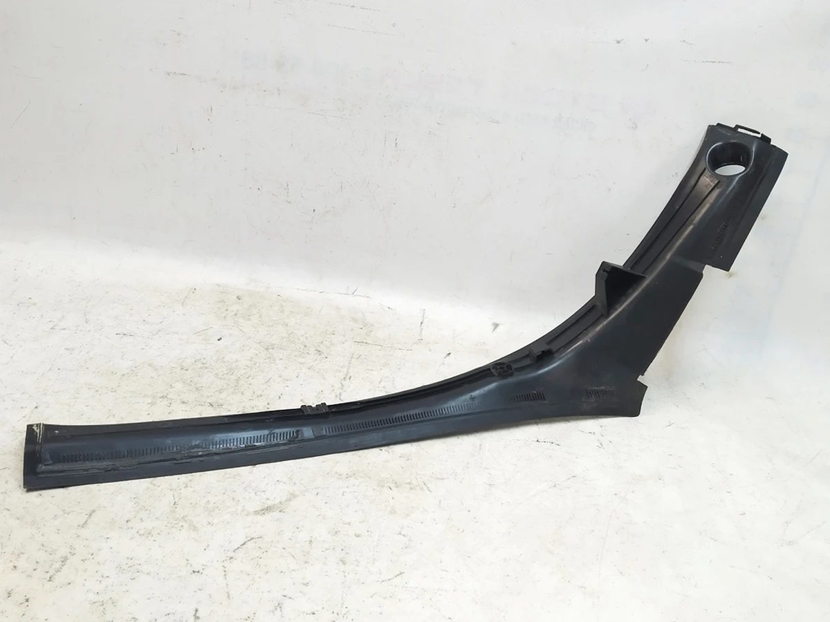 4 Облицовка проема багажника правая Б/У Tesla Model X 1047321-00-E