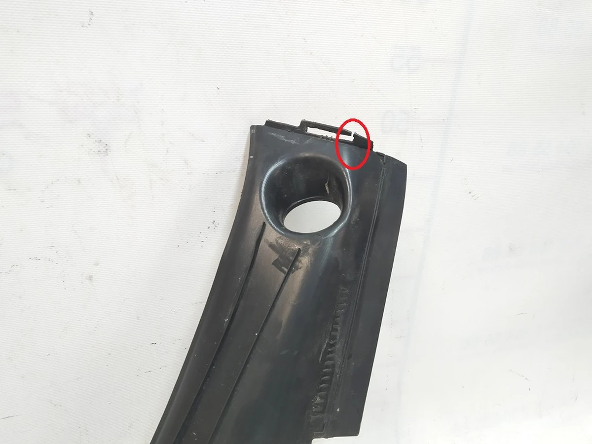 4 Облицовка проема багажника правая Б/У Tesla Model X 1047321-00-E