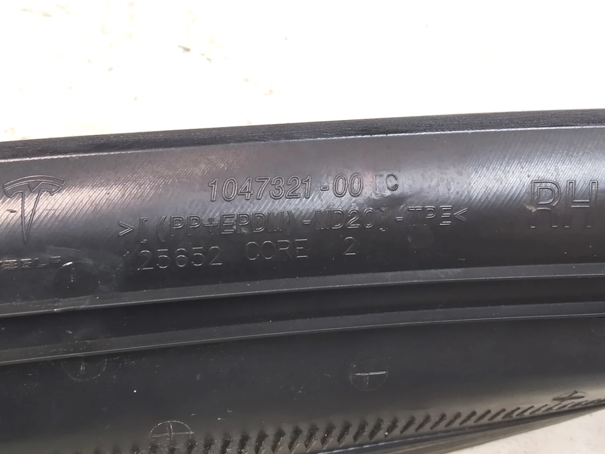 4 Облицовка проема багажника правая Б/У Tesla Model X 1047321-00-E