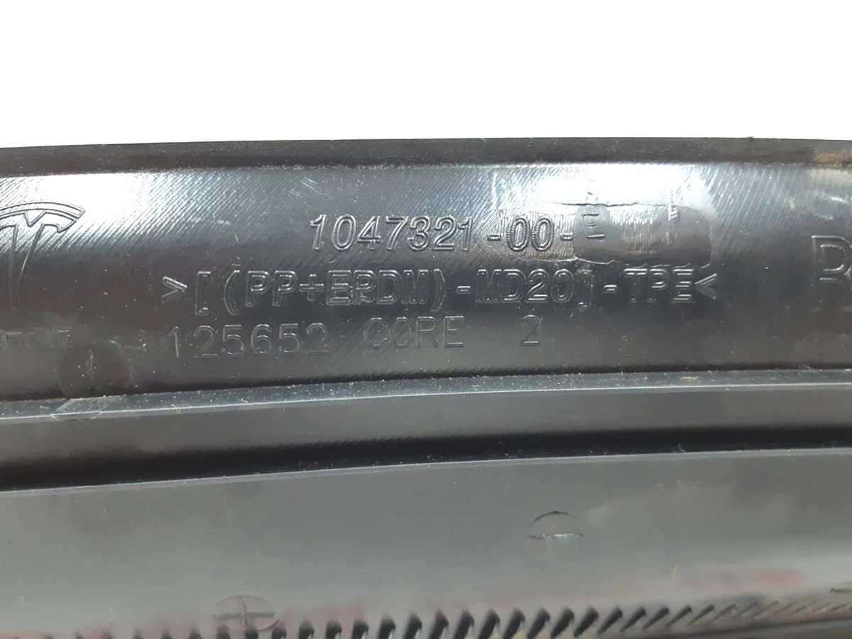 4 Облицювання прорізу багажника права Tesla Model X 1047321-00-E