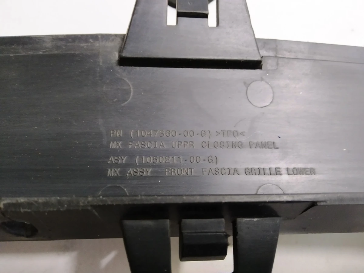 13 Молдинг верхній решітки бампера переднього Tesla Model X 1047360-00-G