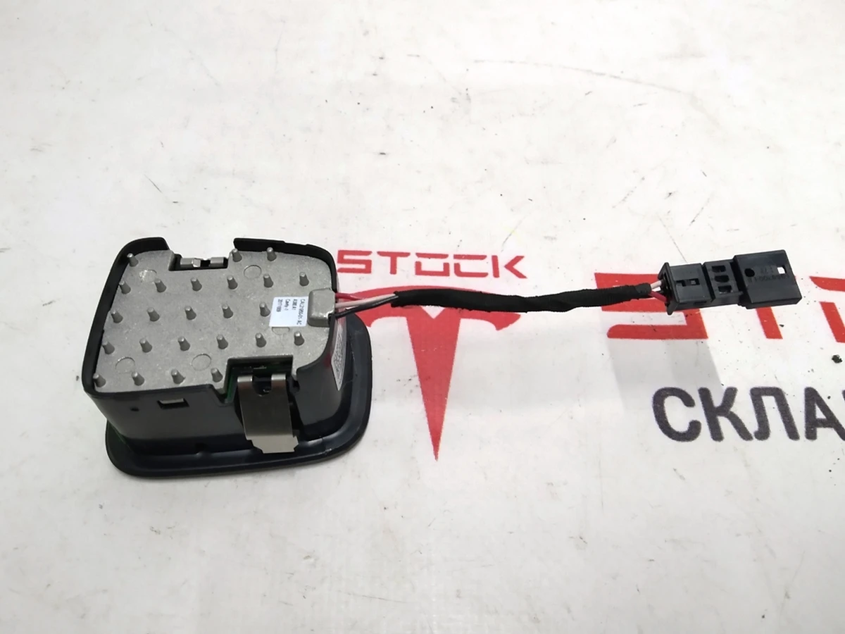 4 Фонарь подсветки третьего ряда сидений задний BLK Tesla model X 1047365-00-C