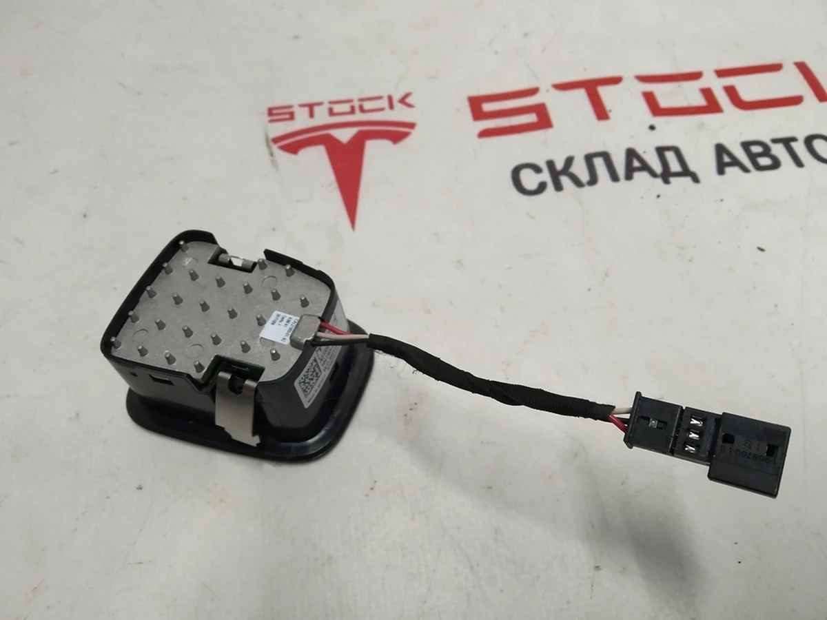 4 Фонарь подсветки третьего ряда сидений задний BLK Tesla model X 1047365-00-C