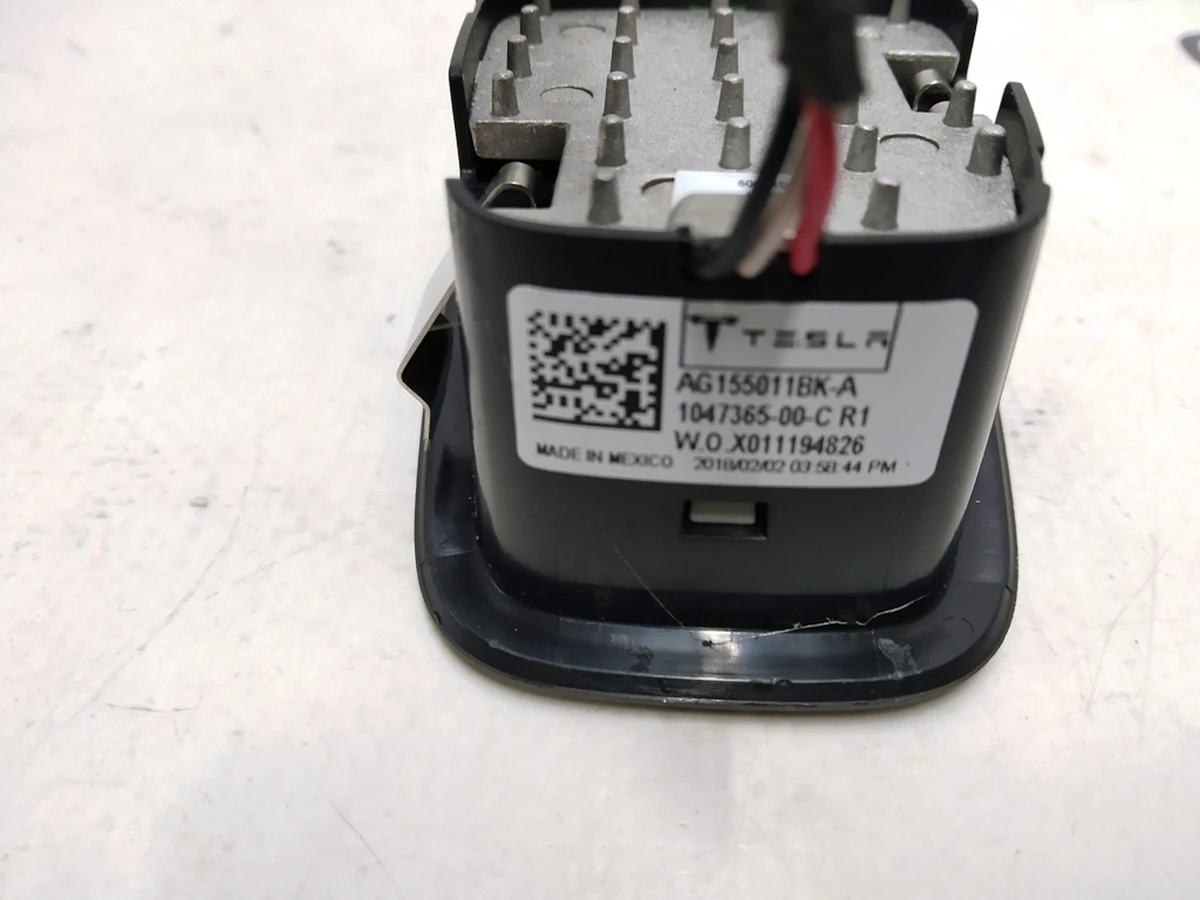 4 Фонарь подсветки третьего ряда сидений задний BLK Tesla model X 1047365-00-C