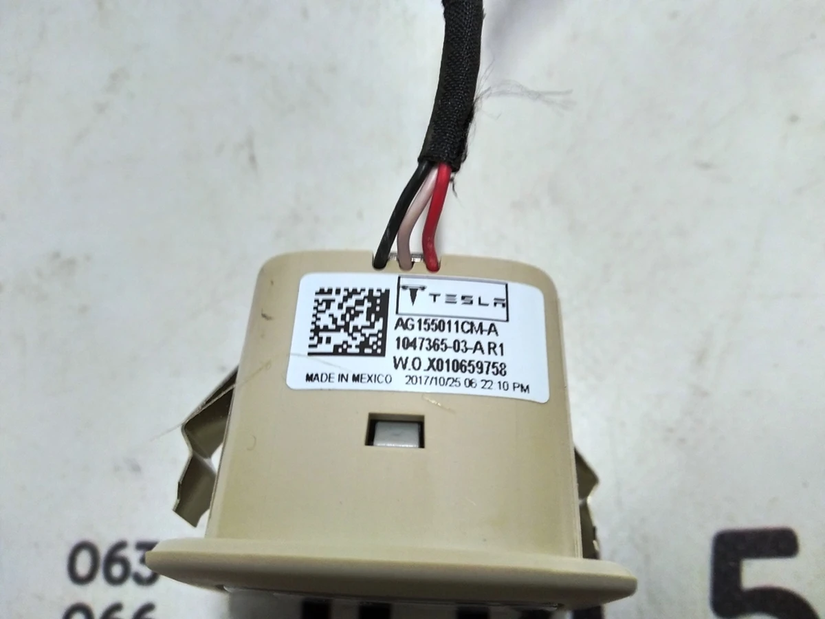 4 Ліхтар підсвічування третього ряду сидінь задній FOG Tesla model X 1054759-00-C