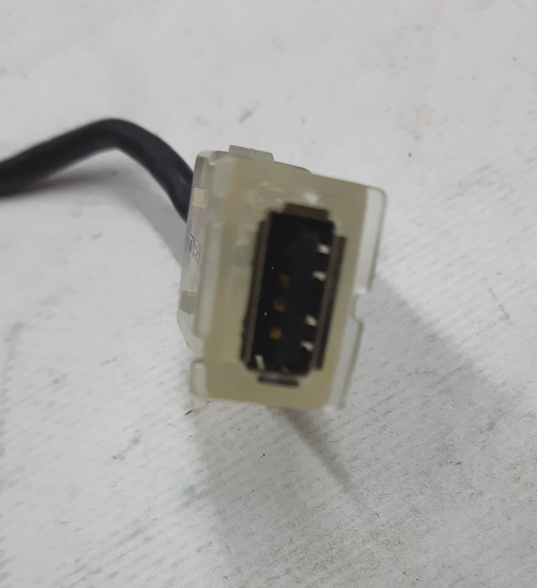Кабель-удлиннитель USB центральной консоли для 2-го ряда сидений Tesla Model S REST, Model X 1047537-00-C