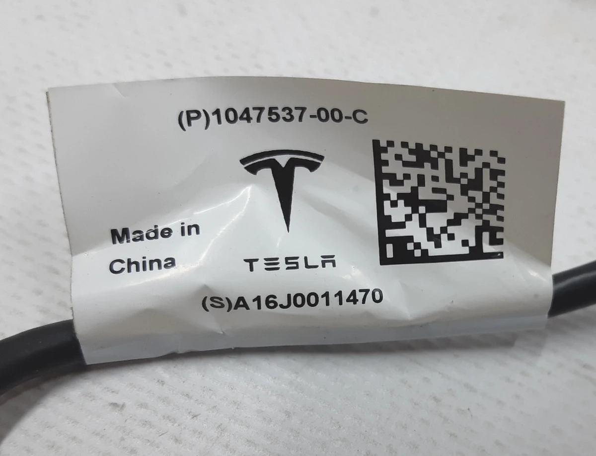 Кабель-удлиннитель USB центральной консоли для 2-го ряда сидений Tesla Model S REST, Model X 1047537-00-C