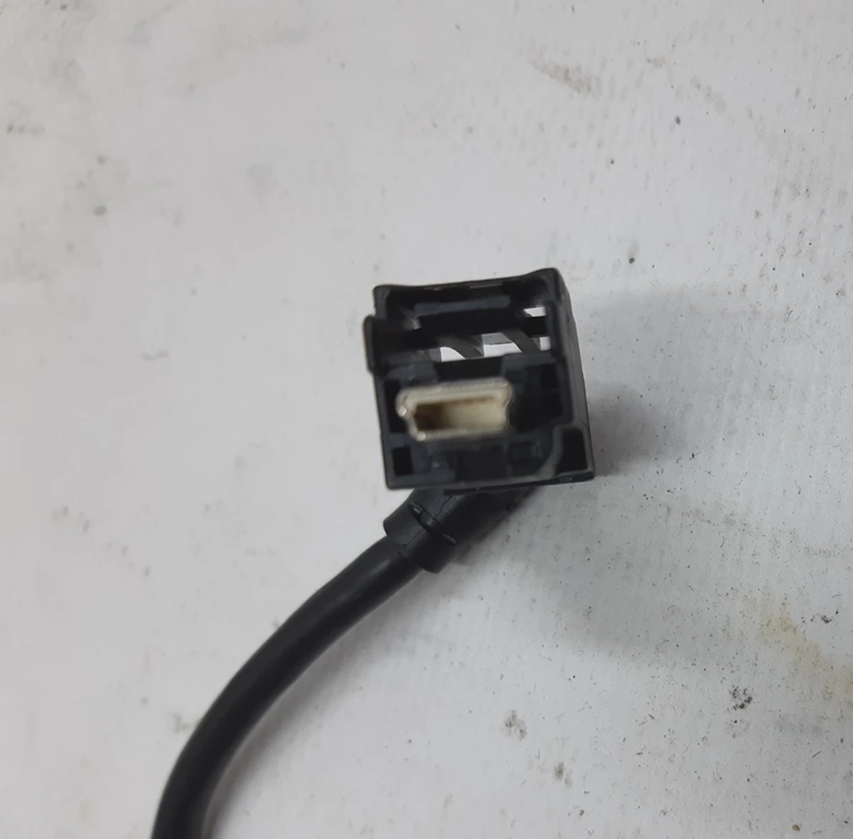 Кабель-удлиннитель USB центральной консоли для 2-го ряда сидений Tesla Model S REST, Model X 1047537-00-C