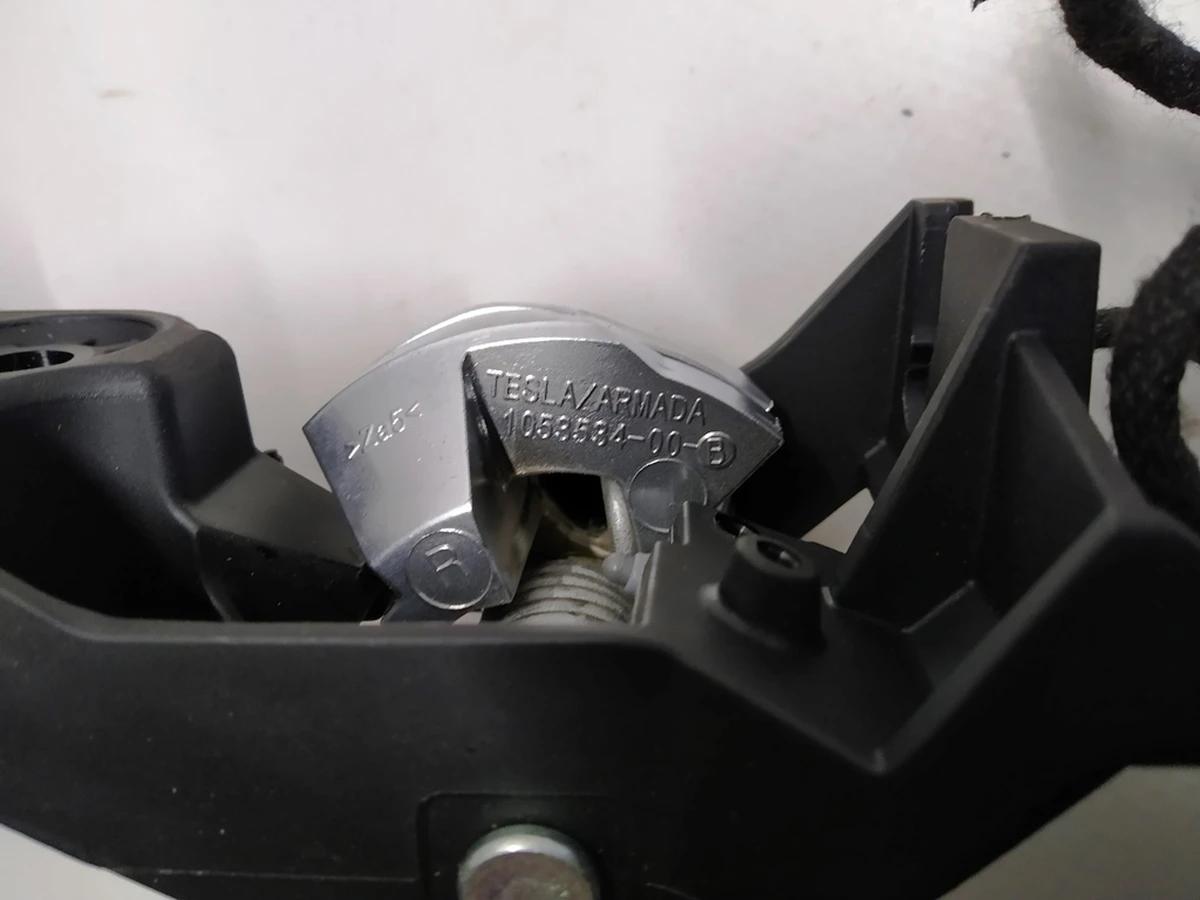 1 Ручка відкриття дверей внутрішня передня права в зборі Tesla Model X 1047632-00-B