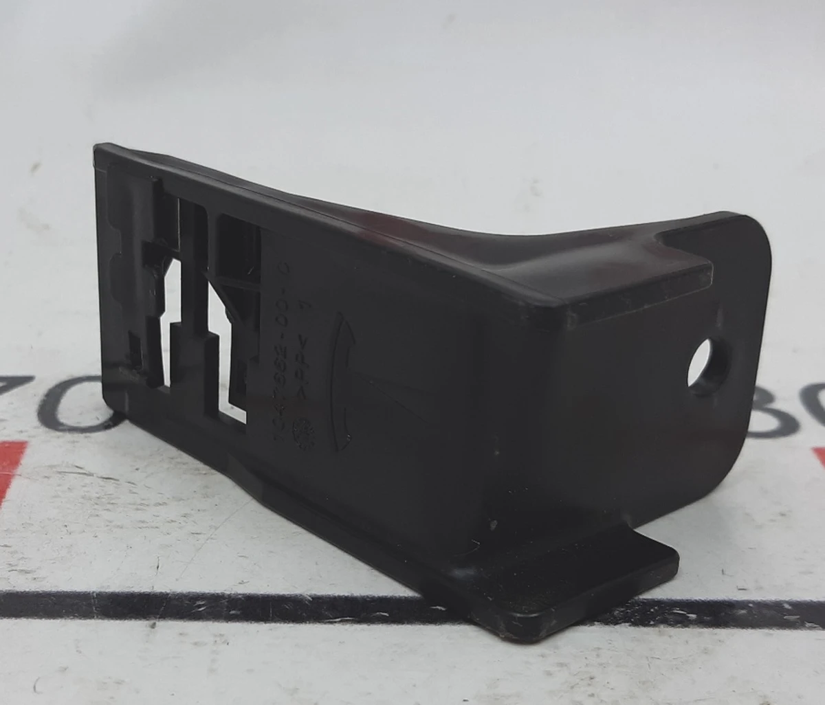 3 Кронштейн електропроводки лівої правої шахти Tesla model X 1047662-00-C