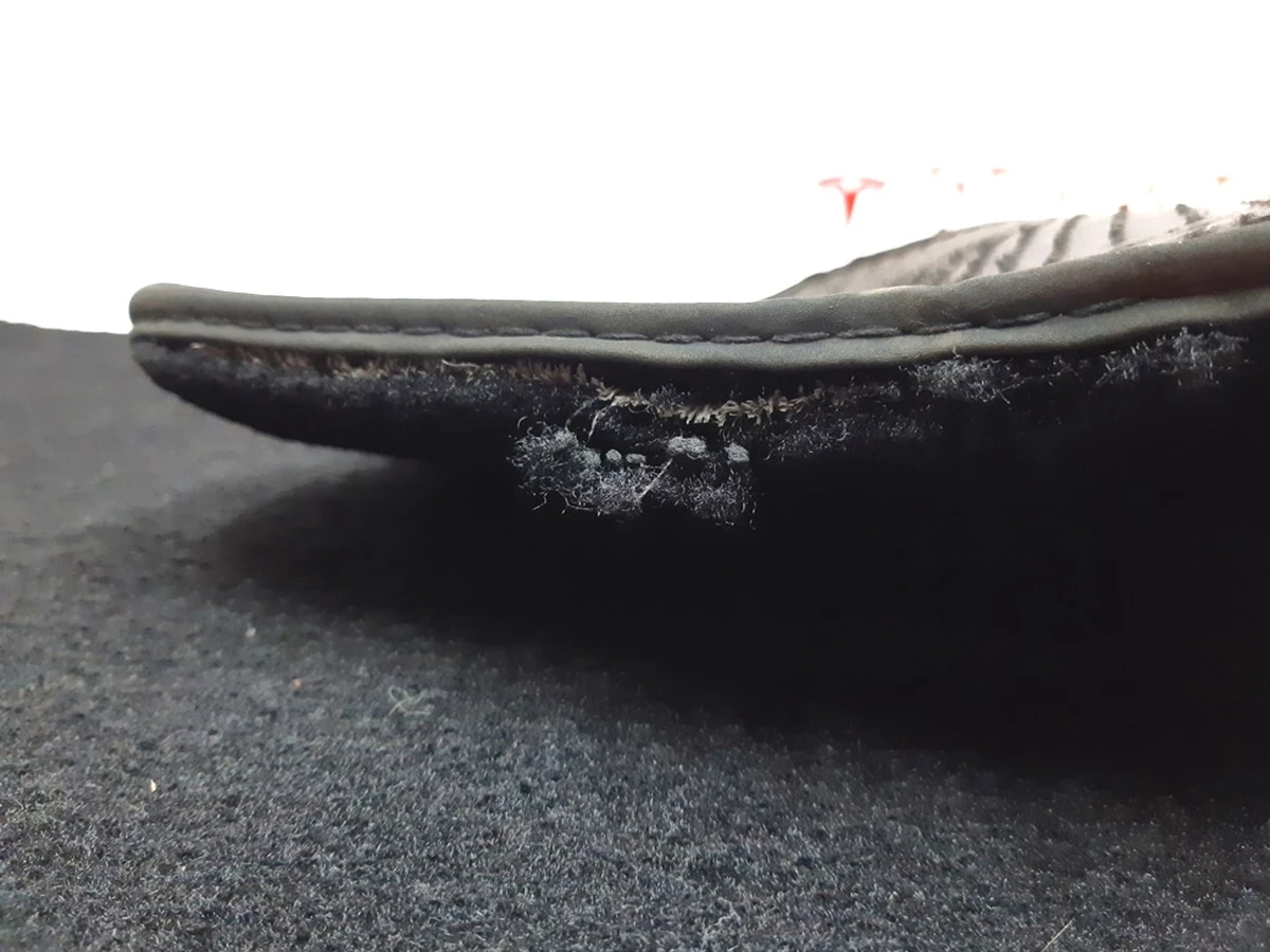 5 Carpet of the first row of passenger seats rubberized with damage Tesla model S, model S REST 1047686-00-D