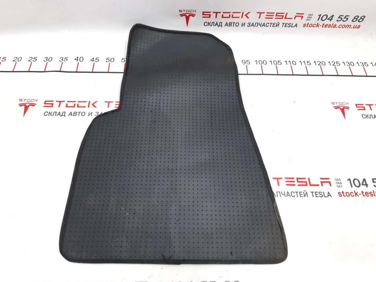 5 Carpet of the first row of passenger seats rubberized with damage Tesla model S, model S REST 1047686-00-D