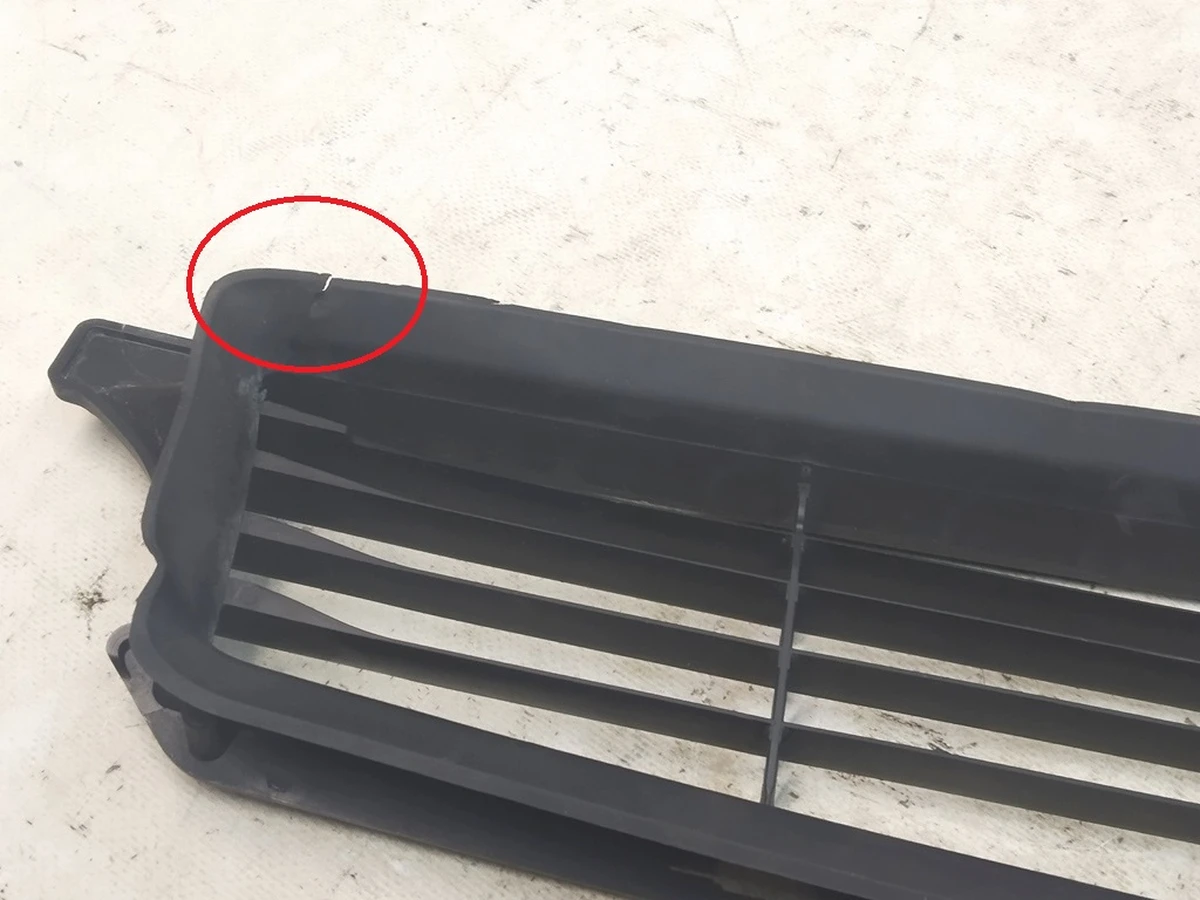 12 Решітка бампера нижня передня (пошкодження) Tesla model X 1047734-00-F. 