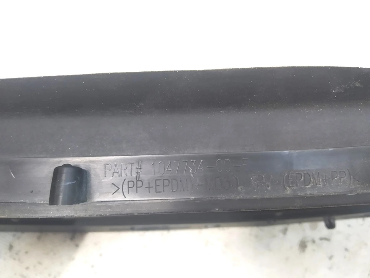 12 Решітка бампера нижня передня (пошкодження) Tesla model X 1047734-00-F. 