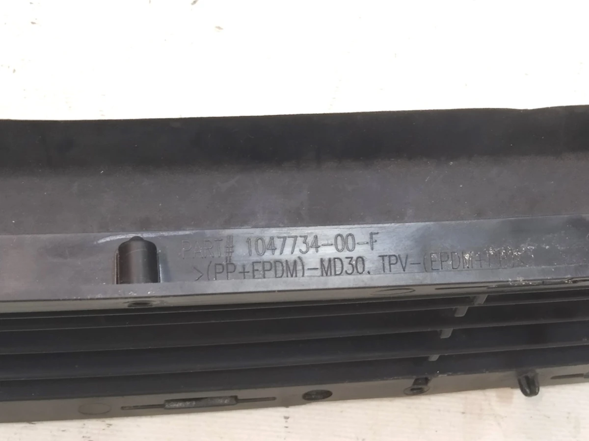 12 MX Lower front grille mesh (damaged) Tesla Model X 1047734-00-F