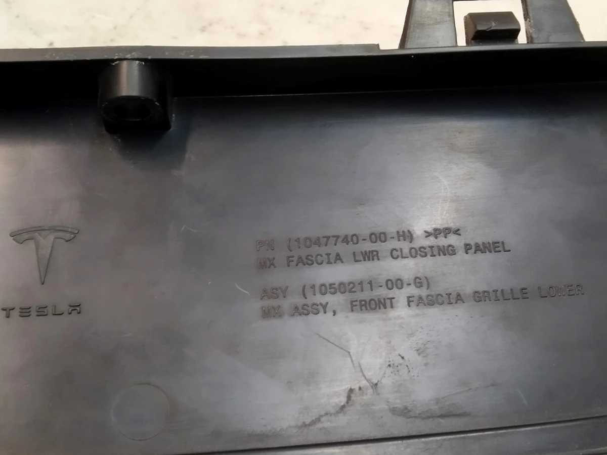 14 Накладка переднього бампера нижня Tesla Model X 1047740-00-H