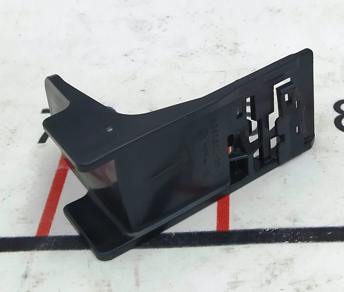 Кронштейн электропроводки левой правой шахты Tesla model X 1047662-00-C