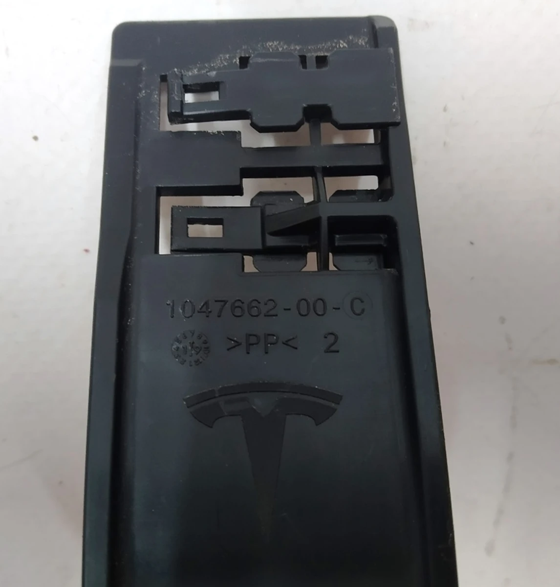 Кронштейн электропроводки левой правой шахты Tesla model X 1047662-00-C