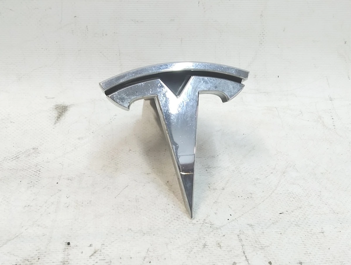 10 Знак "Т" переднього бампера з пошкодженням Tesla model X 1047884-00-E