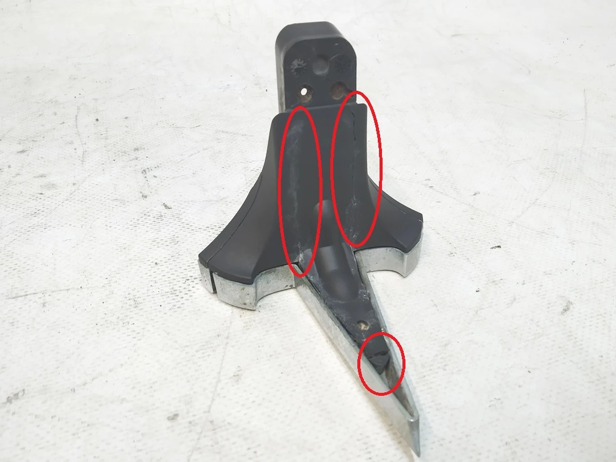 10 Знак "Т" переднього бампера з пошкодженням Tesla model X 1047884-00-E