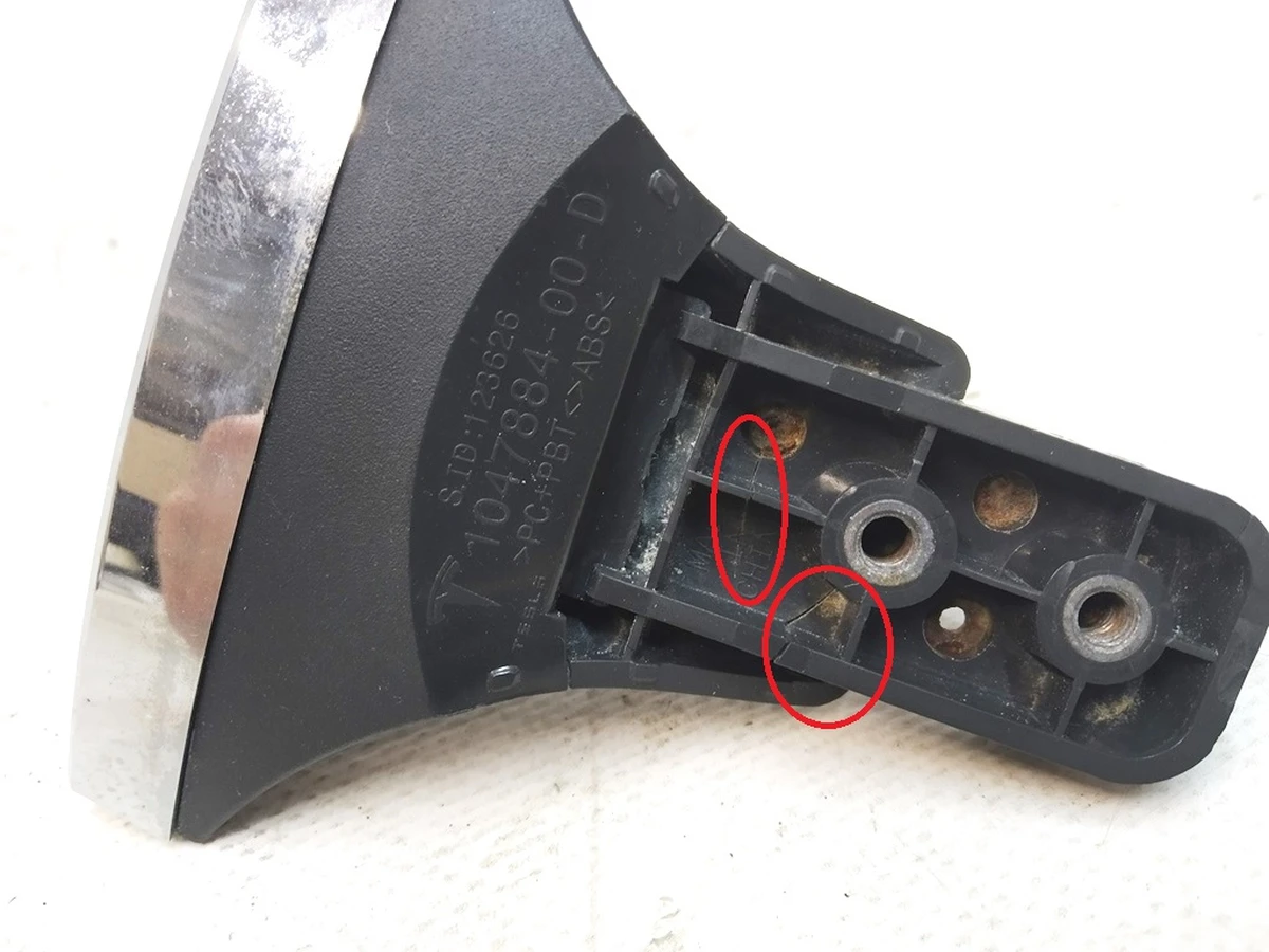 10 Знак "Т" переднього бампера з пошкодженням Tesla model X 1047884-00-E