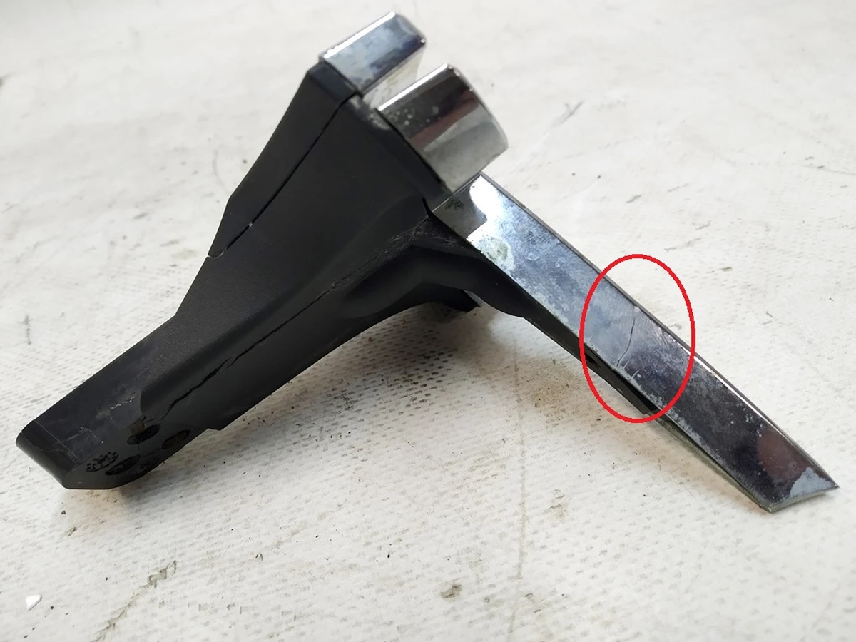 10 Знак "Т" переднього бампера з пошкодженням Tesla model X 1047884-00-E