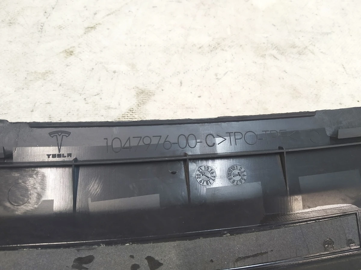 7 Накладка бампера заднього верхня з пошкодженням Tesla model X, model X Mar 2021 1054576-00-D