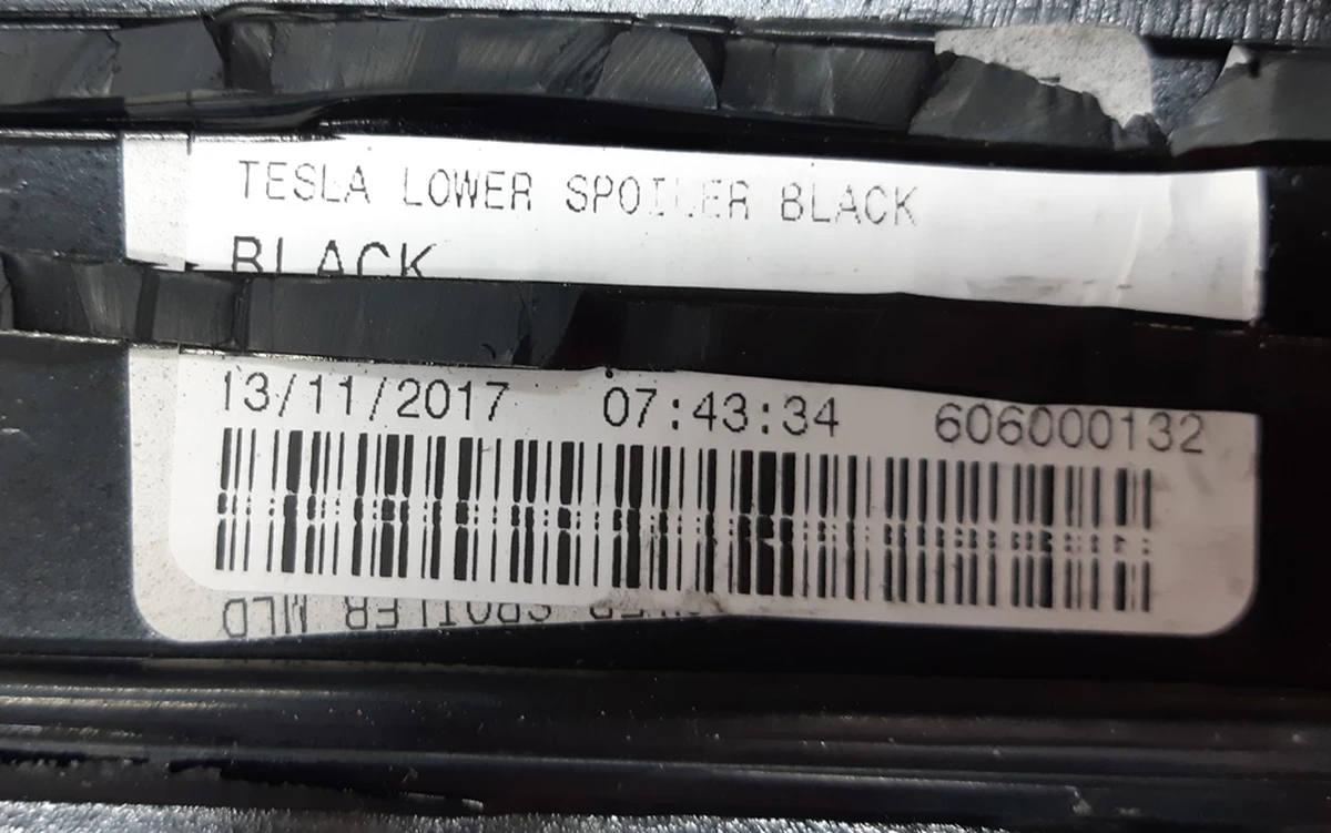 3 Spoiler passive with illumination complete with damage Tesla model X 1048429-01-C